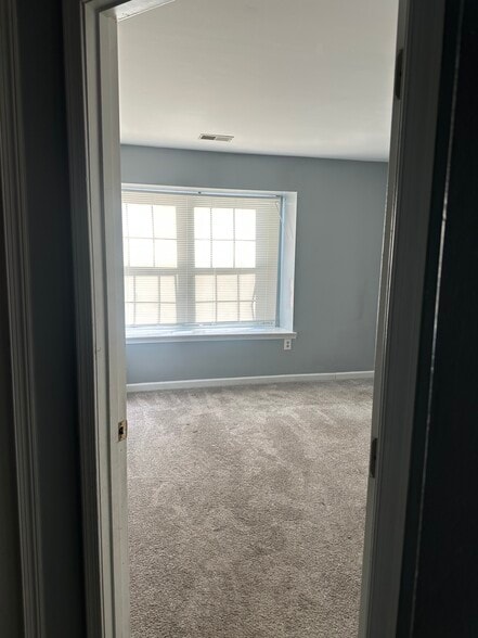 Second bedroom - 5384 Bedford Ter