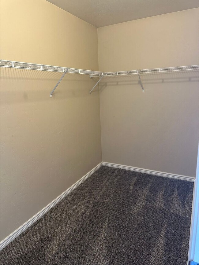 Building Photo - 3 Bedroom 2 Bathroom Townhome