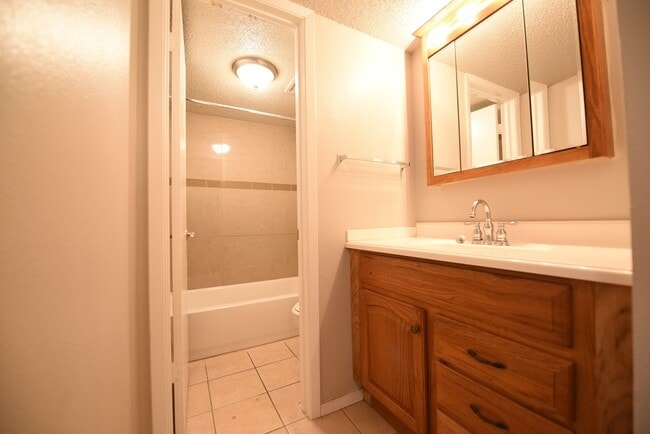 Building Photo - 2 bed room unit with Downtown Austin views!