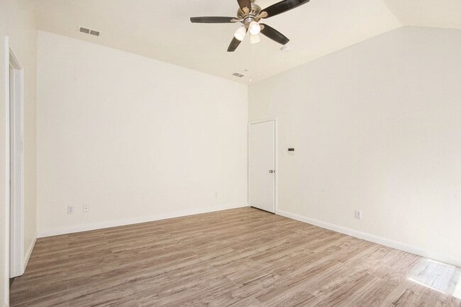 Building Photo - Welcome to this charming 4-bedroom, 2-bath...