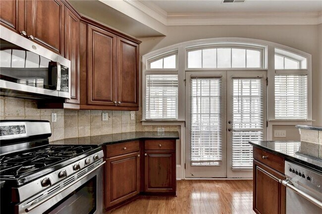 Building Photo - 813 Clifton Heights Ln NE