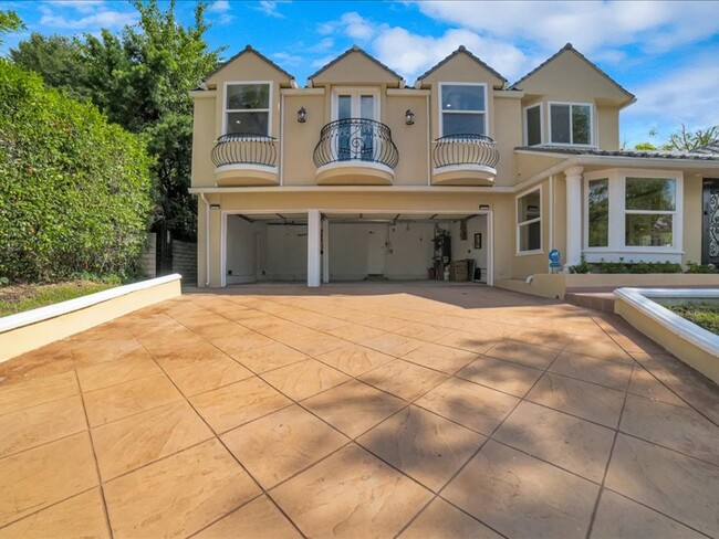 Building Photo - 9654 Wendover Dr