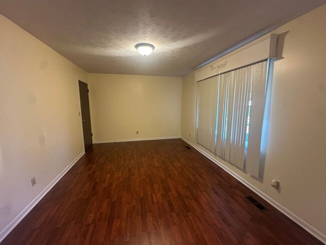 Building Photo - Charming 3 Bedroom, 2 Bathroom Home in Lenlock!