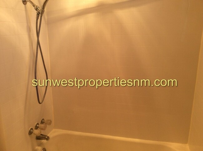 Building Photo - 3 Bedroom, 1.5 Bath House with 1 Car Garage and Fenced Backyard