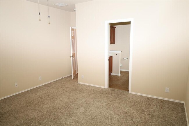 Building Photo - 1804 Golden Arrow Ave