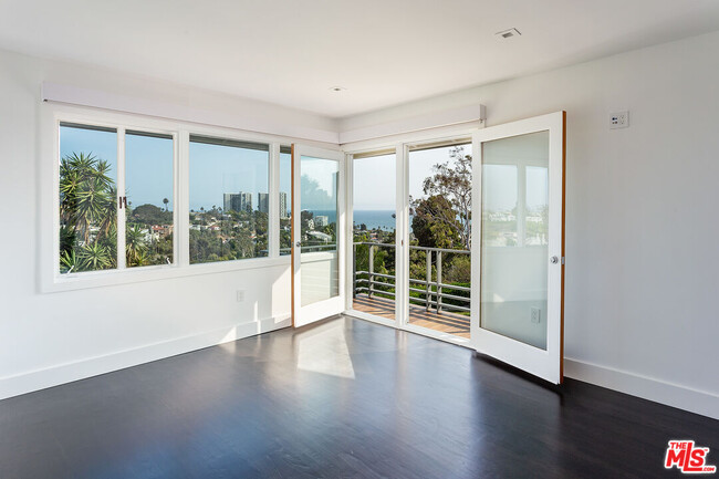 Building Photo - 500 Amalfi Dr