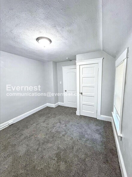 Building Photo - 8002 Bellevue Ave