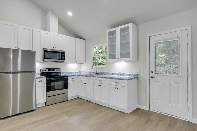 Building Photo - Updated Duplex on quiet street close to downtown.