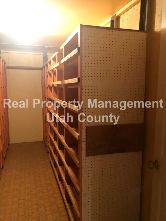 Building Photo - Spacious Lehi Home