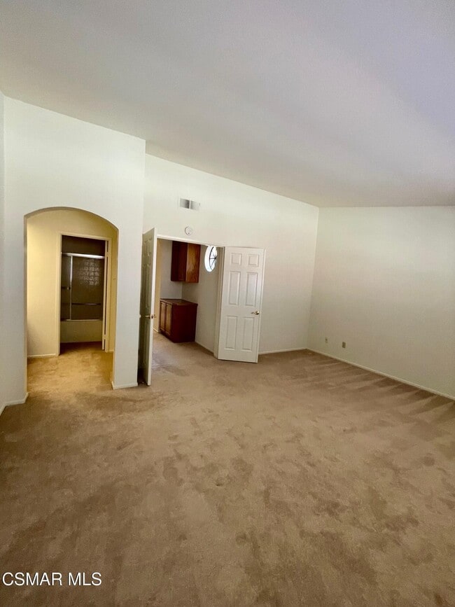 Building Photo - 270 Country Club Dr