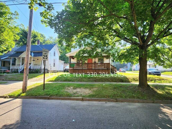 Building Photo - 687 Allyn St