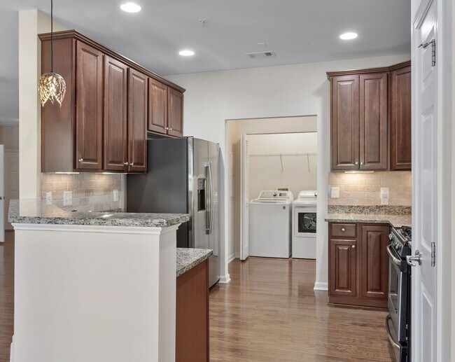 Building Photo - Stunning, Spacious 2 Bedroom Condo in Midl...