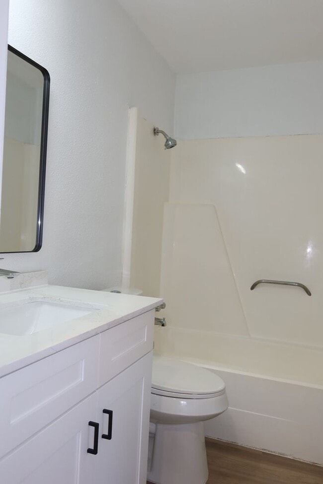 Building Photo - Aberdeen Duplex - 2Bd/2Ba - Remodeled - W/D - Fireplace - Garage - Fenced Patio - $1600