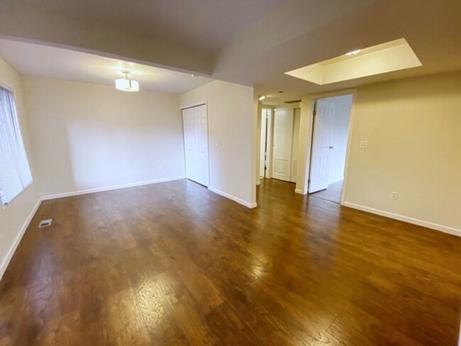 Building Photo - South Anchorage Condo with Balcony, Garage...