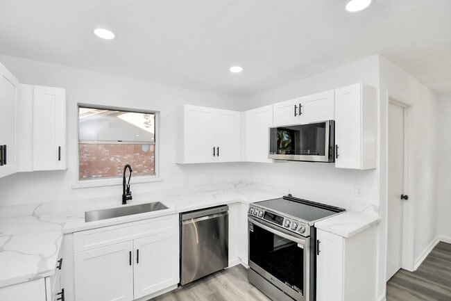 Building Photo - 7022 Castleview Ln