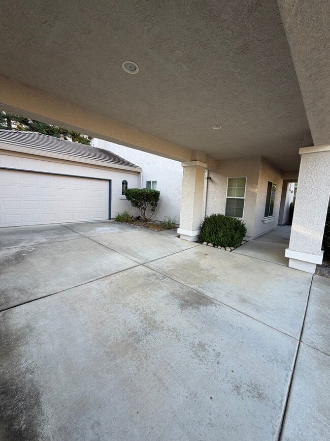 Building Photo - 549 Cascade Dr
