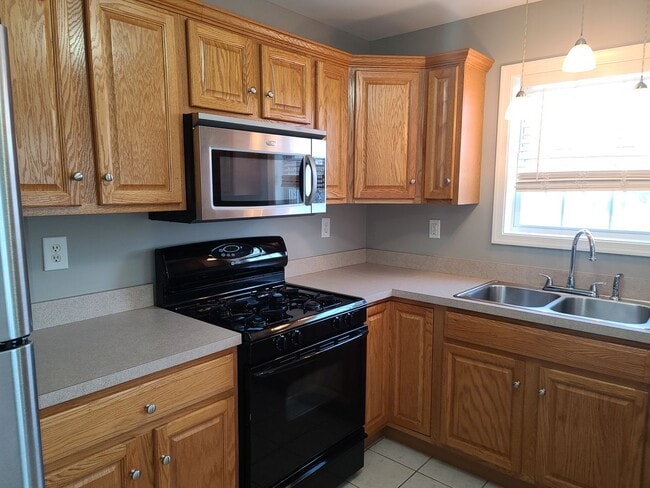 Building Photo - 3 Bedroom 2 1/2 bath end unit Townhome for...