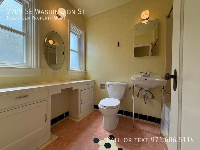 Building Photo - 2709 SE Washington St