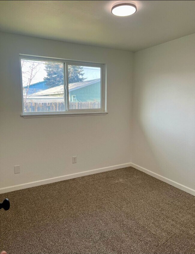 Building Photo - Renovated 4 Bedroom Home