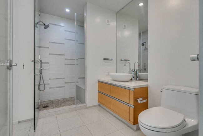 Building Photo - Veer Towers 2210E-CityCenter Views from th...