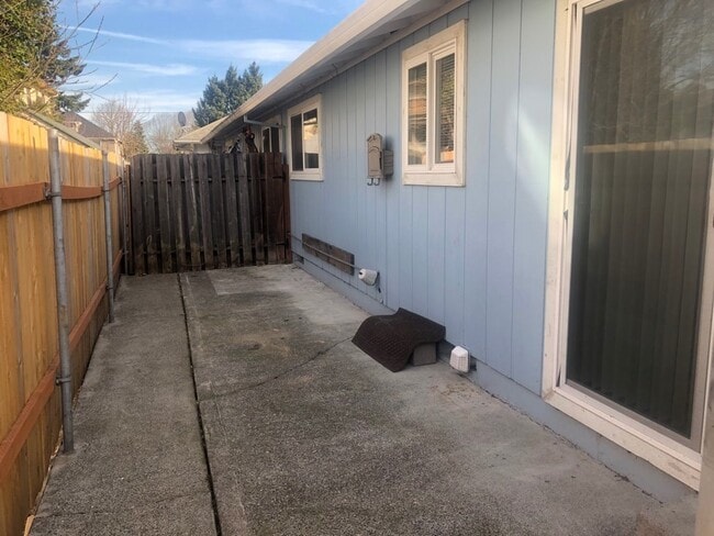 Building Photo - Inner SE Portland Duplex!