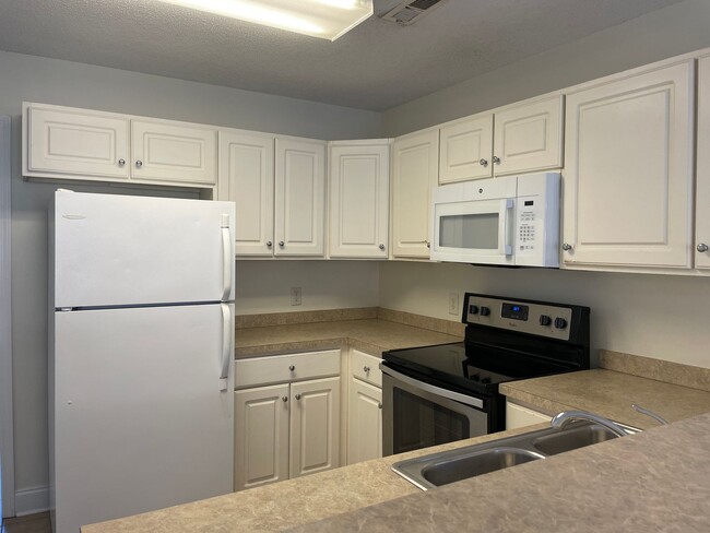 Building Photo - 3 Bedroom, 2.5 Bath Town Home - Large Back...