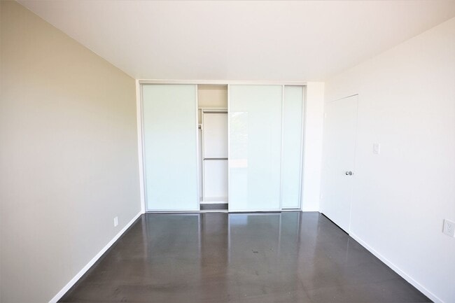 Building Photo - Stunning Mid-Century Modern 3 Bed/ 2 Bath ...