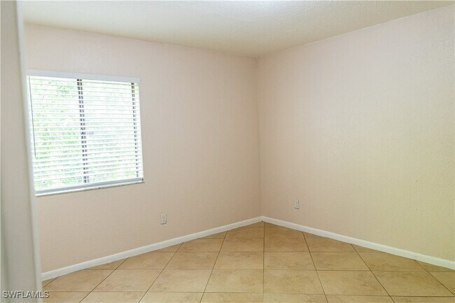 Building Photo - 4627 Bayshore Dr