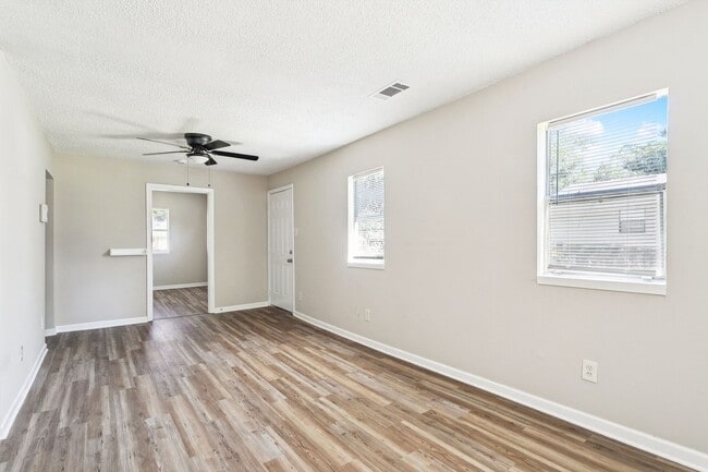 Primary Photo - 206 Sunset Dr