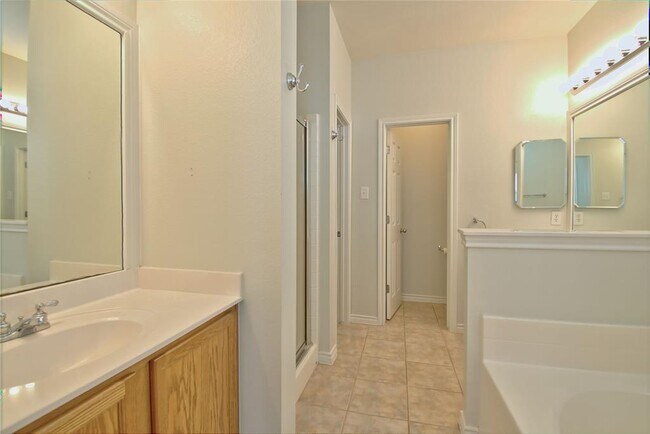 Building Photo - 125 Justin Leonard Dr