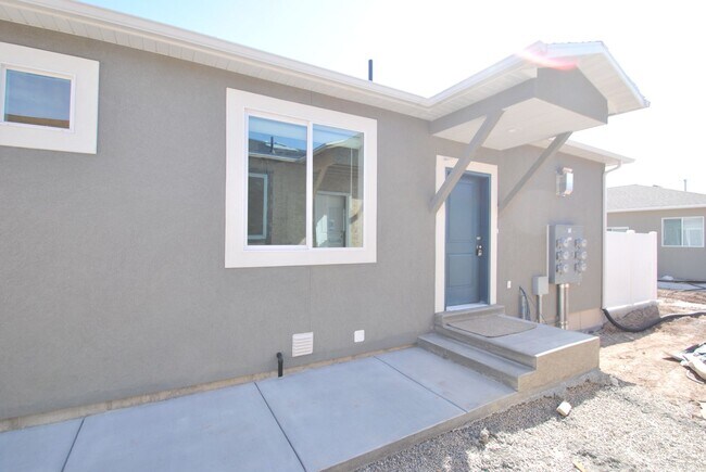 Building Photo - Convenient Tremonton Living | 3-Bed Townhome with Amentities