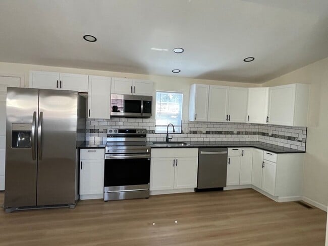 Building Photo - 3 Bed 2 Bath in South Wichita - Space for ...
