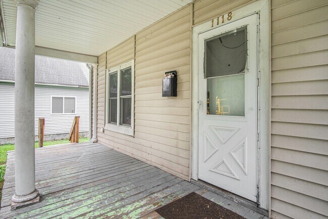 Building Photo - 3 Bedroom Close to Creighton!