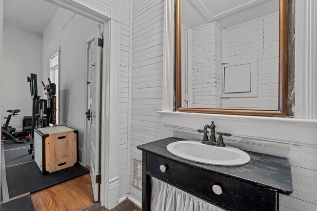 Building Photo - 802 N Poplar St