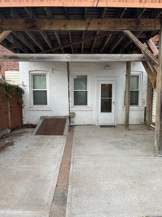 Building Photo - 318 Jericho Tpke