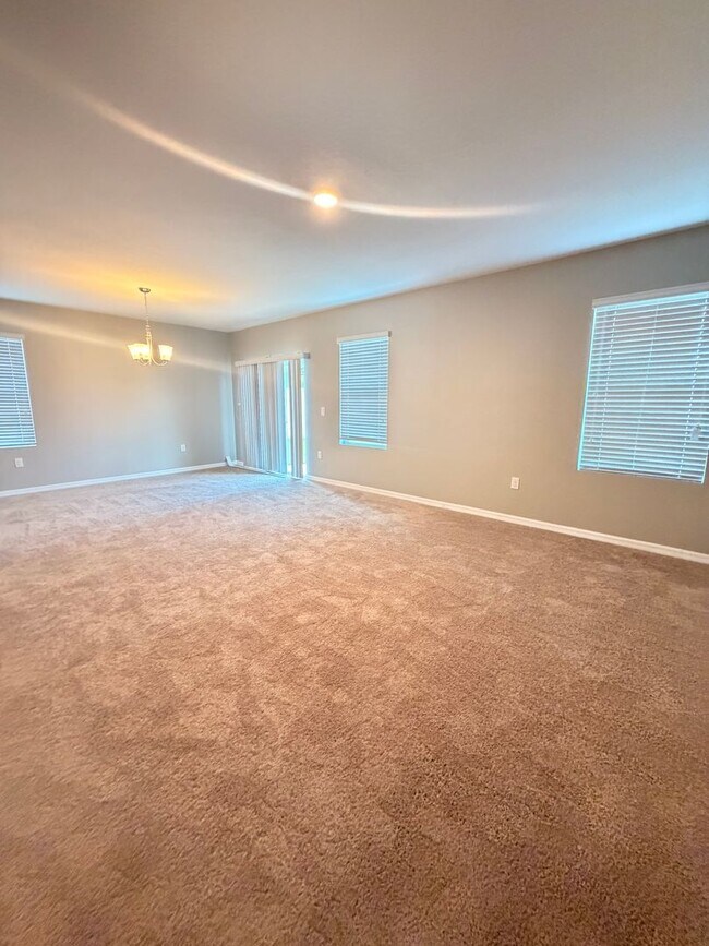 Building Photo - 4 Bedroom, 2 bathroom, spacious home in Winter Haven ...