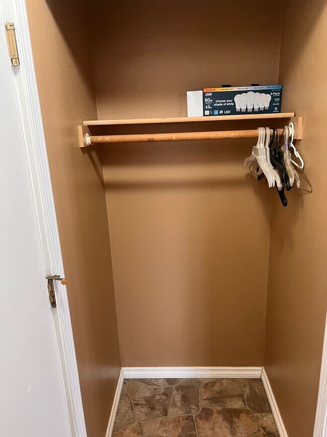 Building Photo - Beautiful 3 bedroom/2bath with spacious deck and backyard