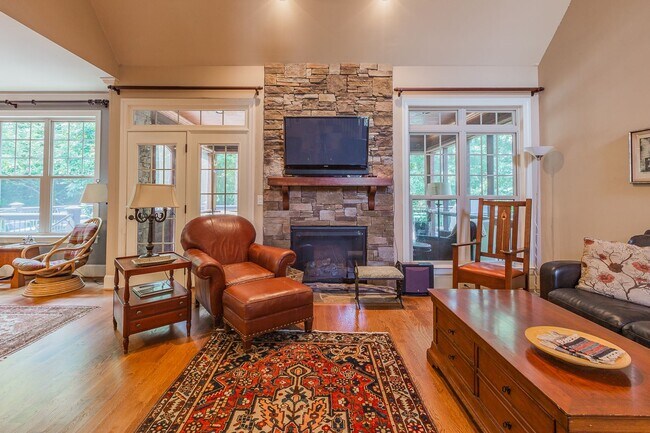 Building Photo - Fully Furnished Home!