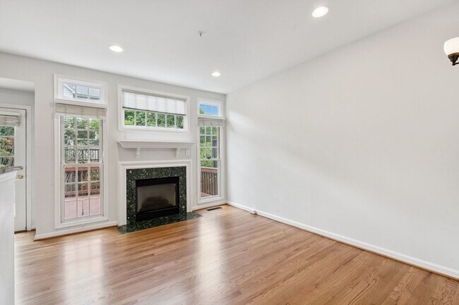 Building Photo - Beautiful 3-level colonial-style town home...