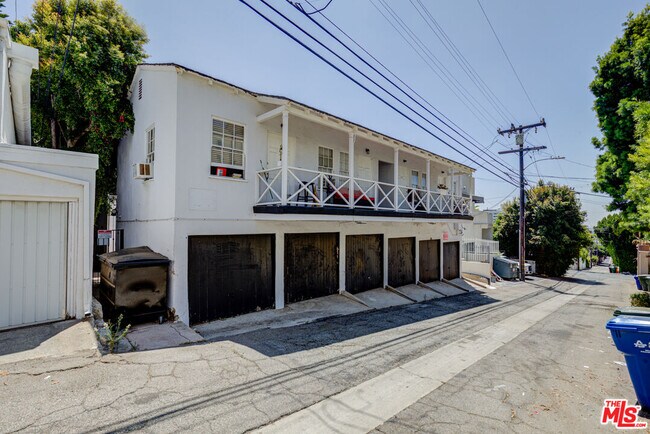 Building Photo - 965 N Doheny Dr