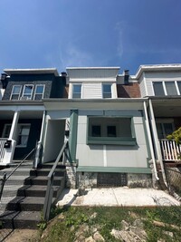 Building Photo - Renovated 3 Bed, 1 Bath townhome