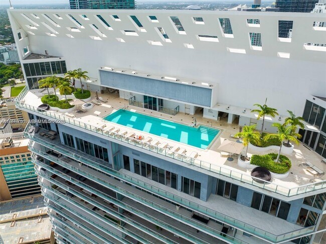 Building Photo - 1300 Brickell Bay Dr