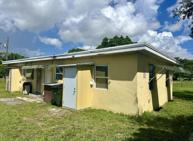 Building Photo - 24 SW 10th Ave