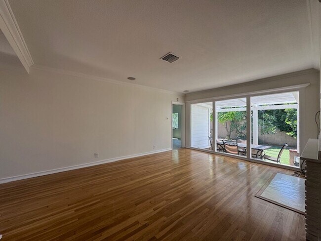 Building Photo - 3 bed & 2 bath home in EAST side Long Beach
