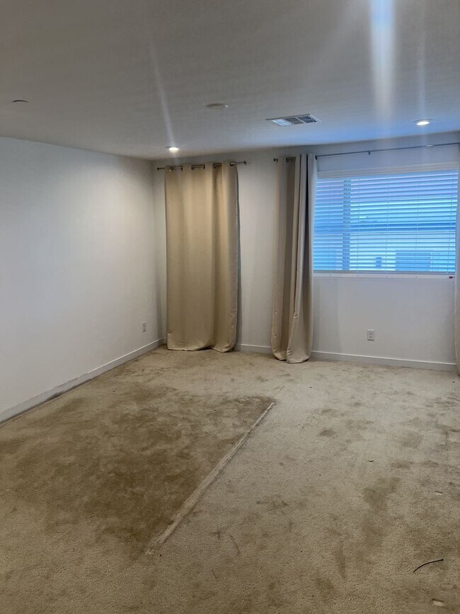 Building Photo - A Fabulous 2 Bedroom, 2 Bathroom townhome ...