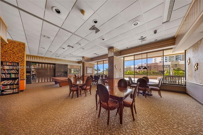 Building Photo - 1800 NE 114th St