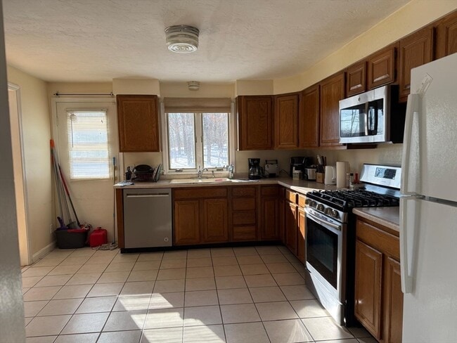 Building Photo - 11 Bluegrass Ln