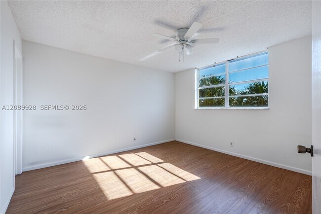 Building Photo - 9949 SW Sandalfoot Blvd