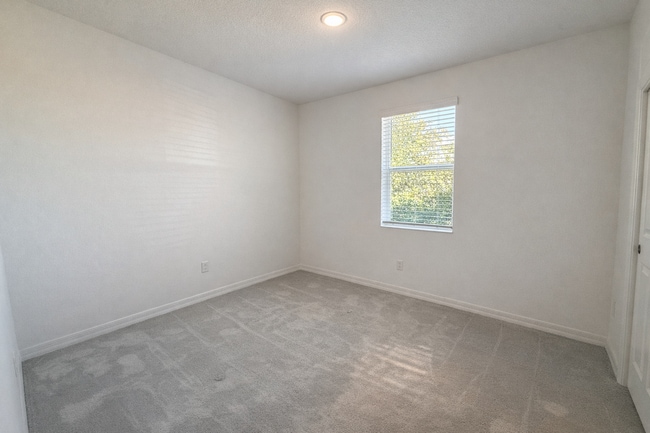 Building Photo - Charming 3-Bed Oasis with Elegance in Haines City!