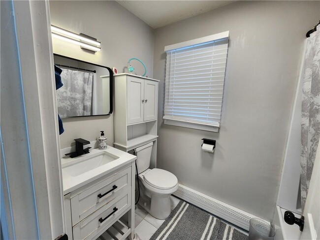 Building Photo - 198 Sunbury St